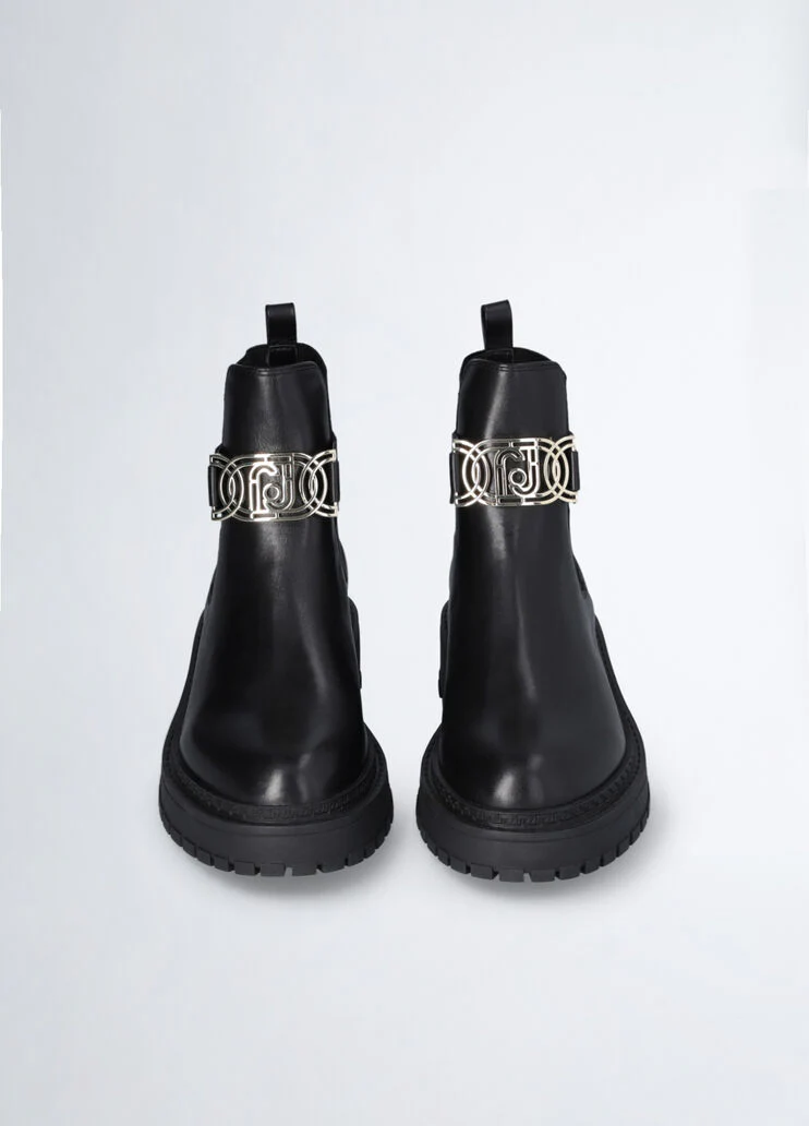 Black ankle boots with maxi-logo