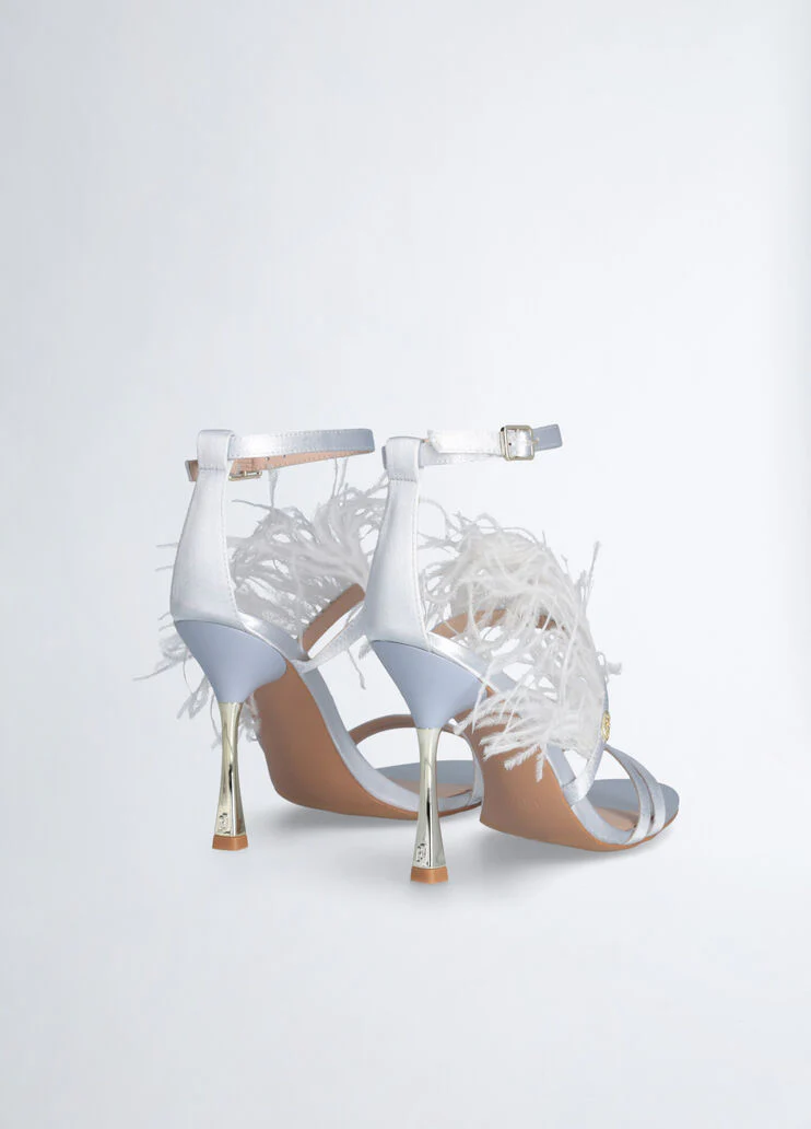 Elegant sandals with feathers