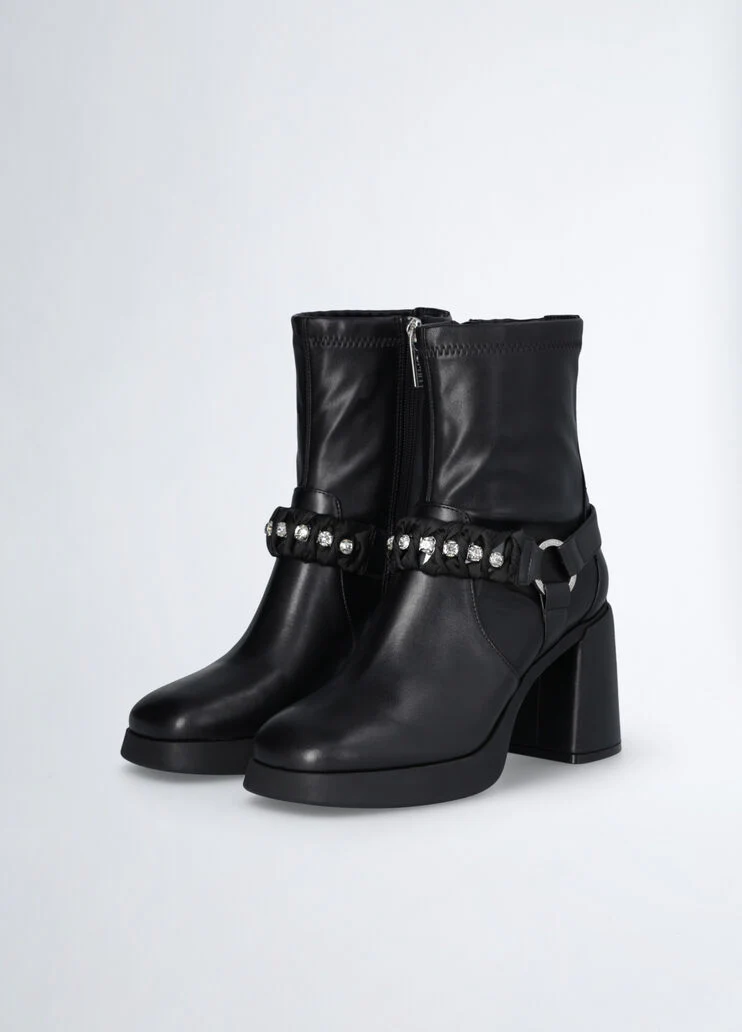 Ankle boots with wide heel