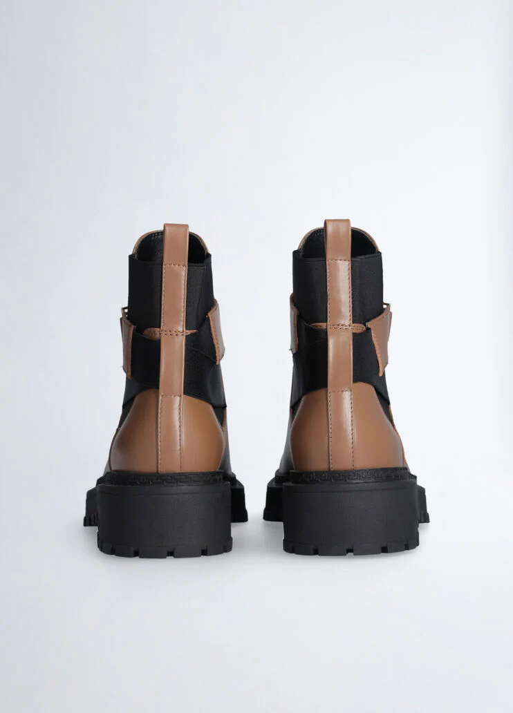 Brown ankle boots with maxi-logo