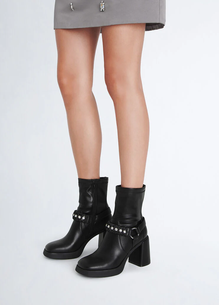 Ankle boots with wide heel