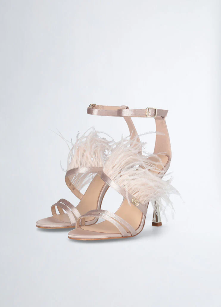 Elegant sandals with feathers
