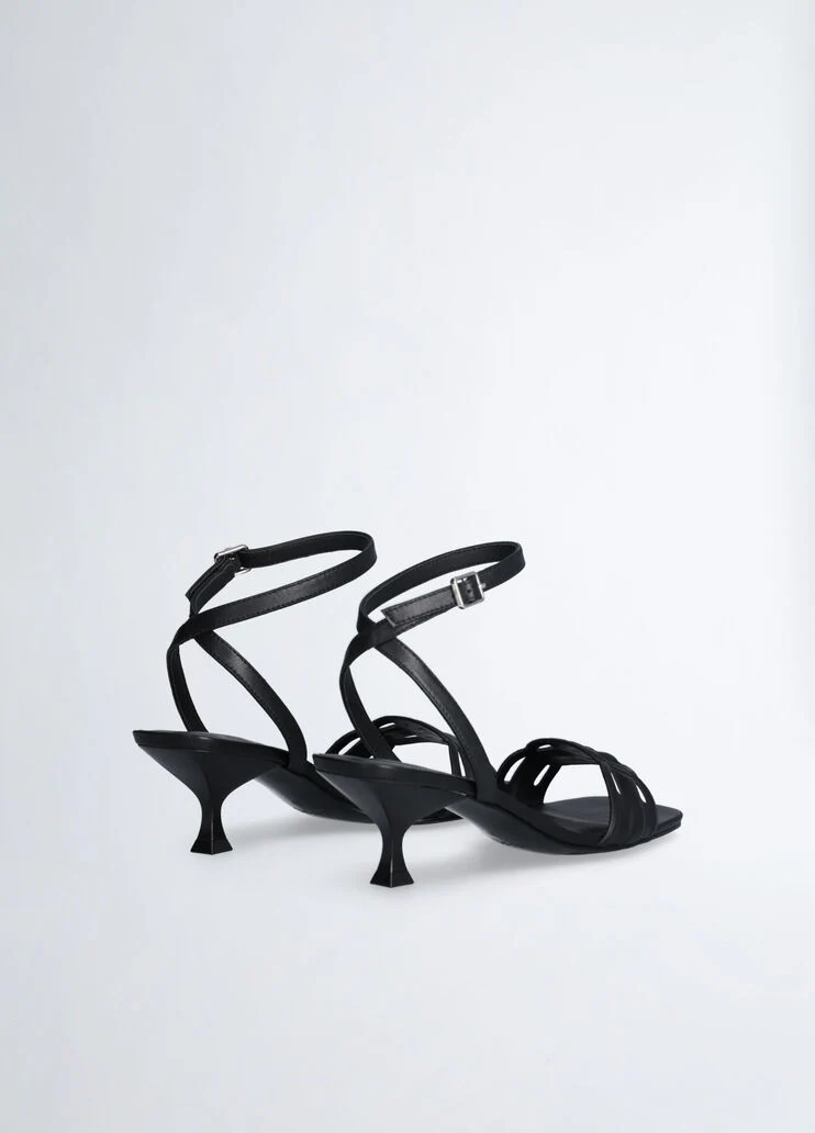 Sandals with low heel