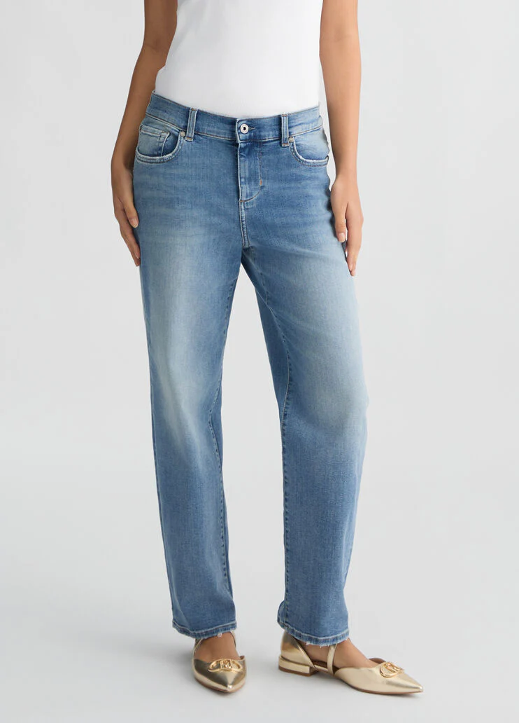 Low-rise boyfriend jeans
