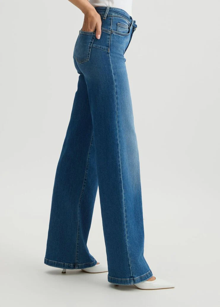 Flared jeans with belt