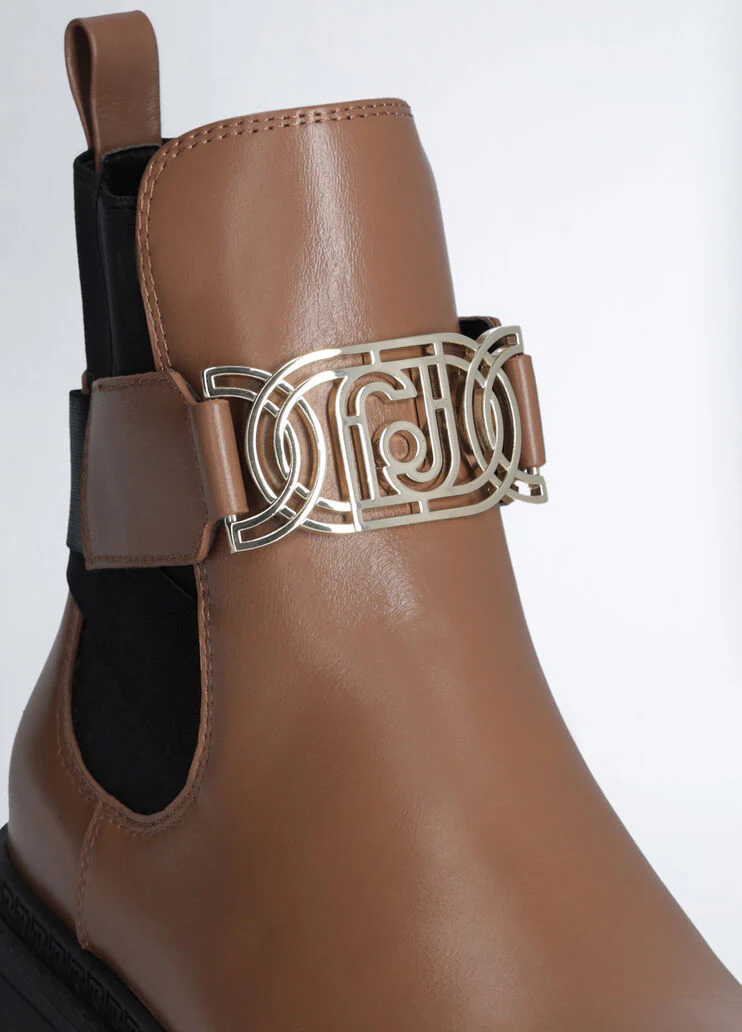 Brown ankle boots with maxi-logo