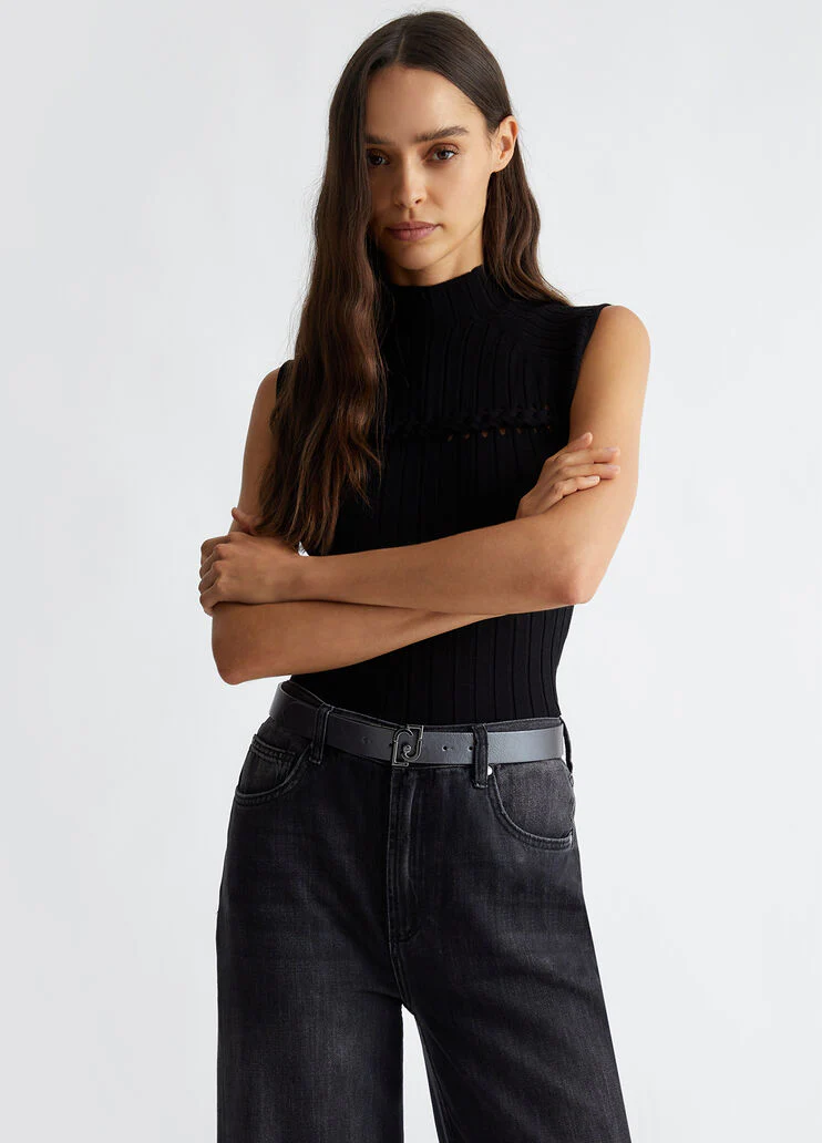 Reversible belt with logo buckle