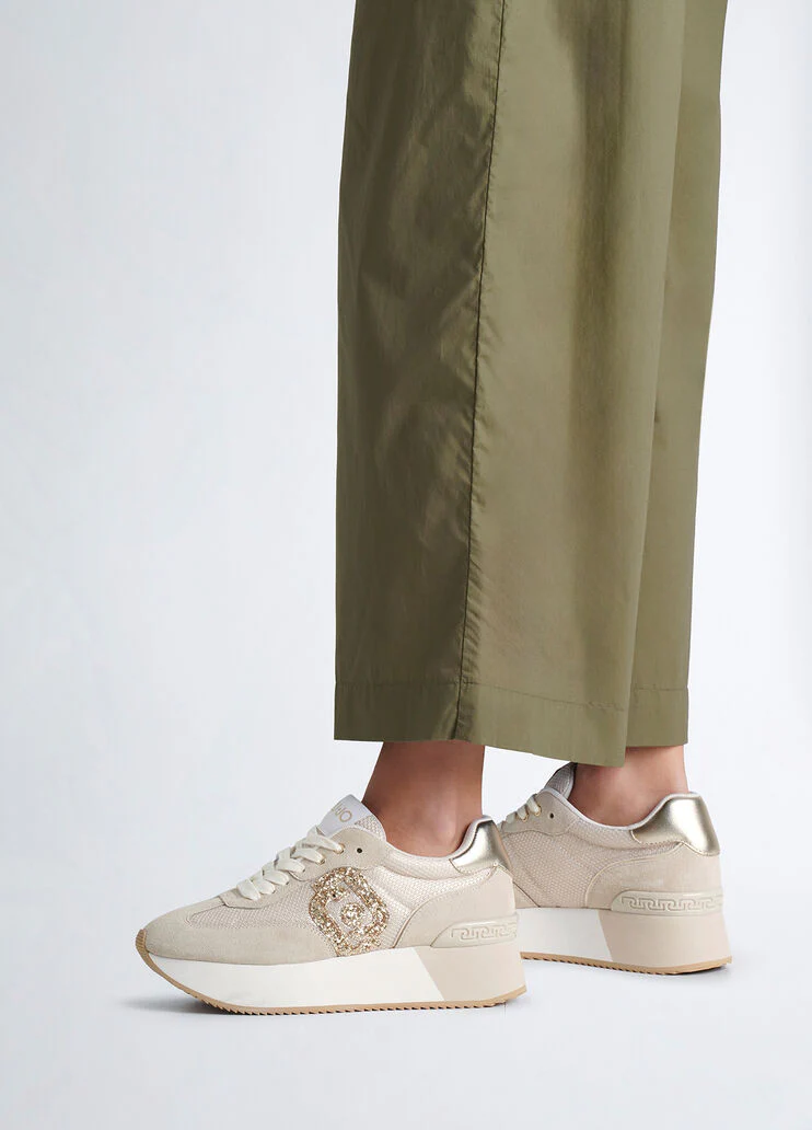 Sneakers with glitter logo