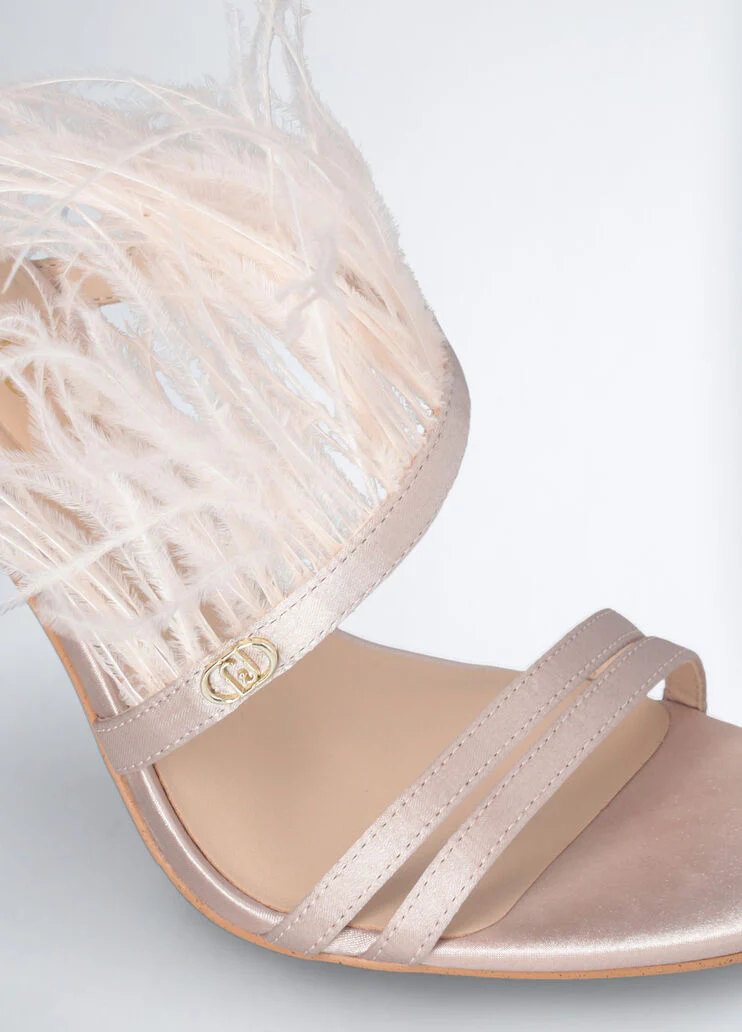 Elegant sandals with feathers