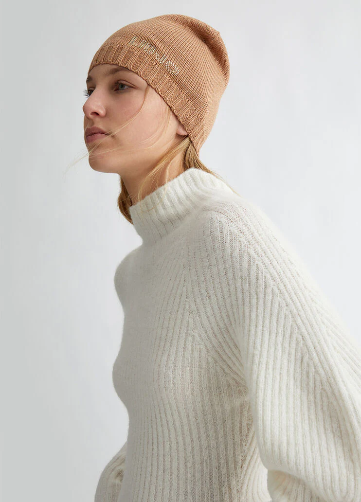 Cap with logo and gemstones