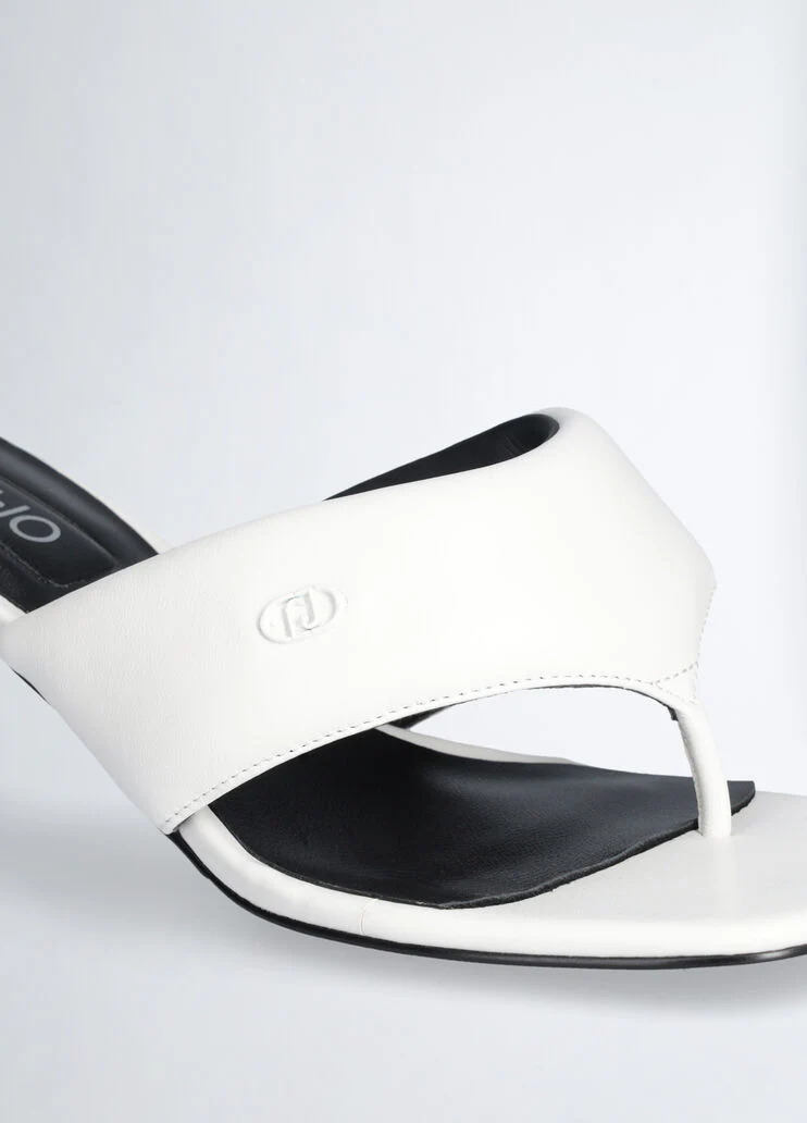 Thong sandals with heel