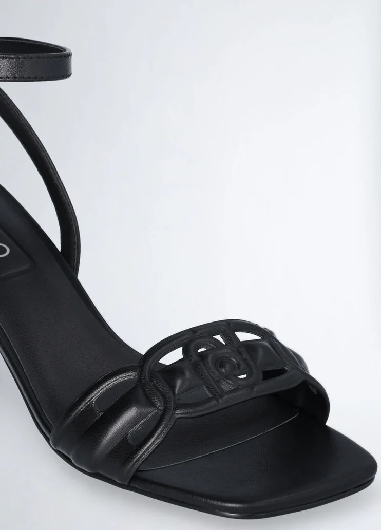 Sandals with low heel