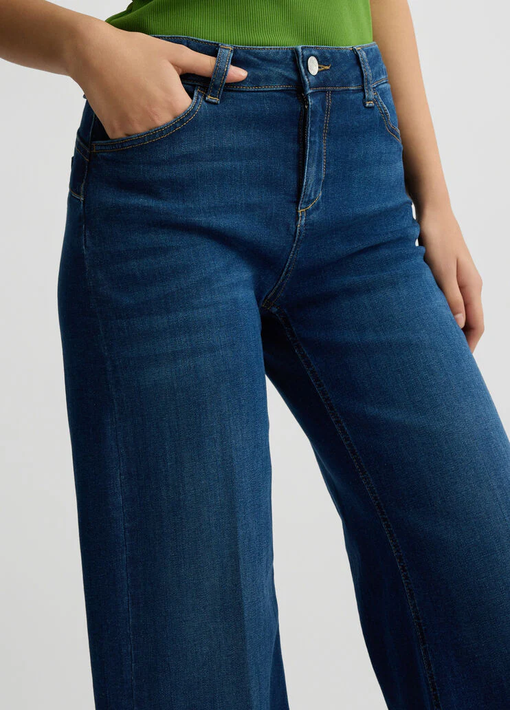 Dark blue cropped jeans
