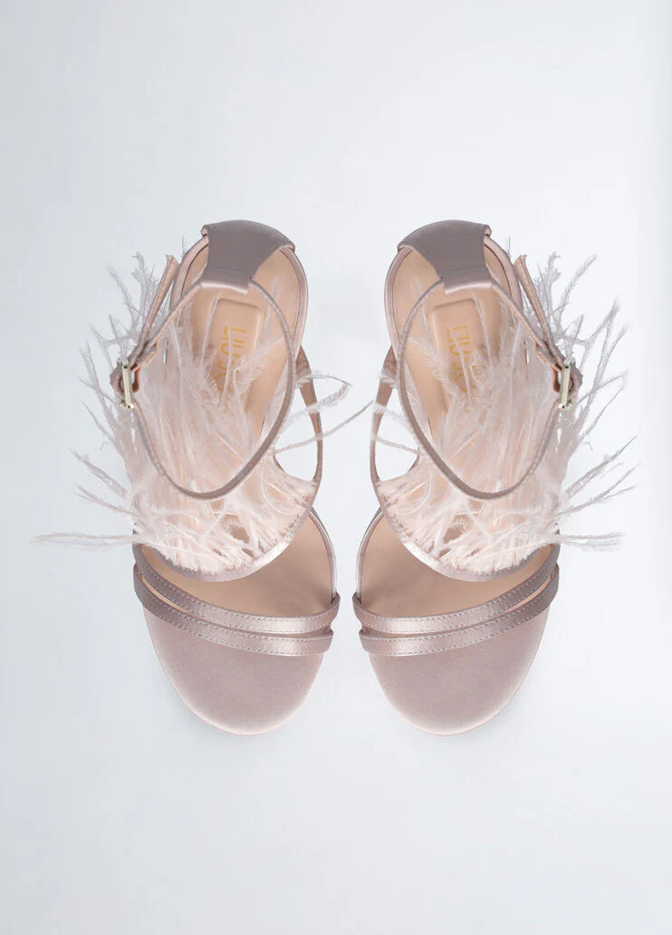Elegant sandals with feathers