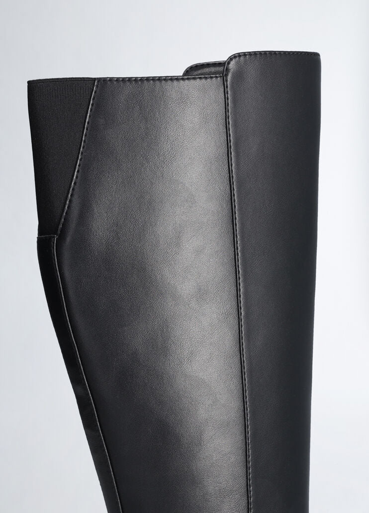 Black boots with buckle