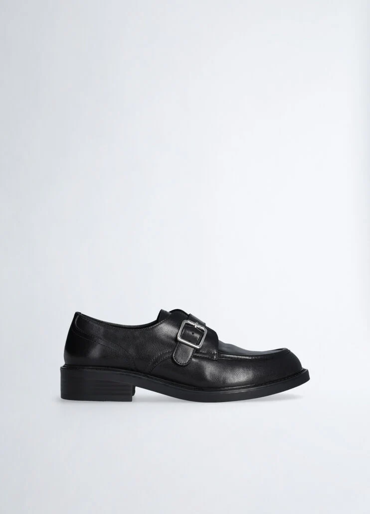 Leather shoes with buckle