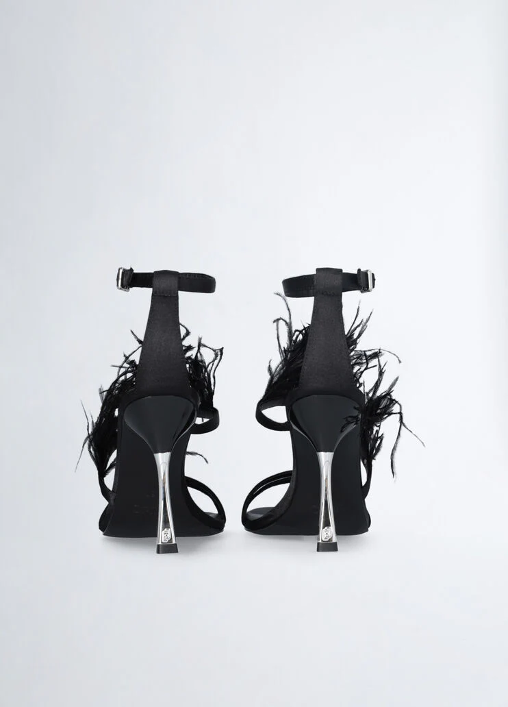 Elegant sandals with feathers