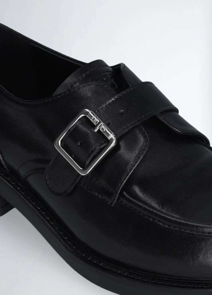 Leather shoes with buckle