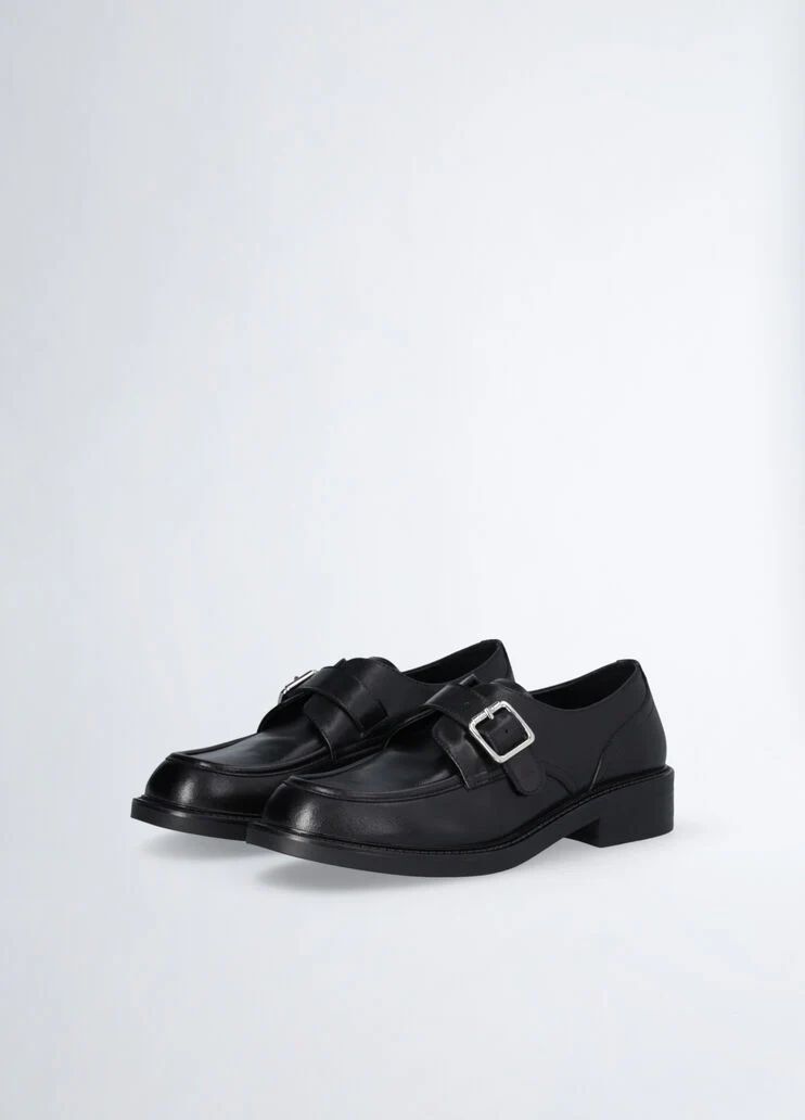 Leather shoes with buckle