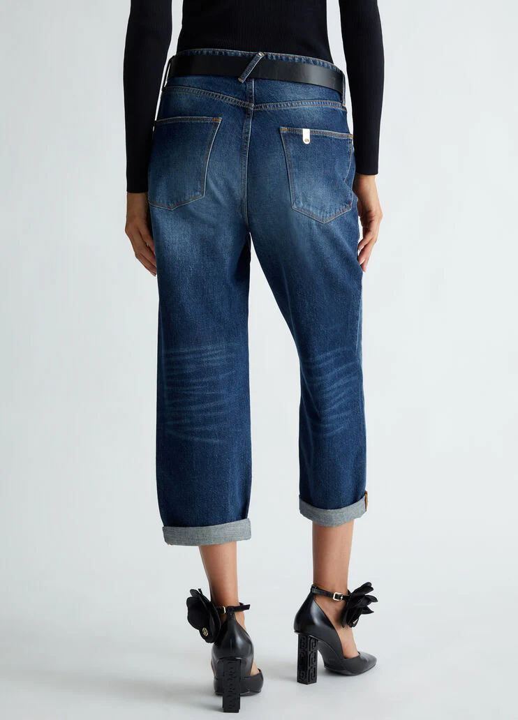 Cropped boyfriend jeans