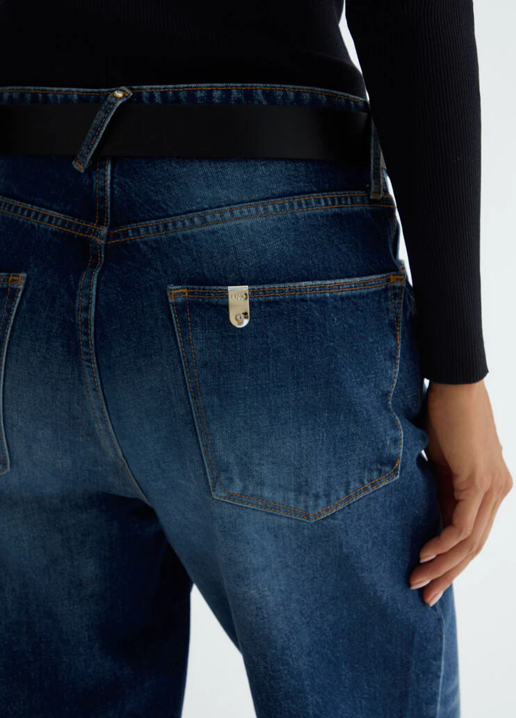 Cropped boyfriend jeans