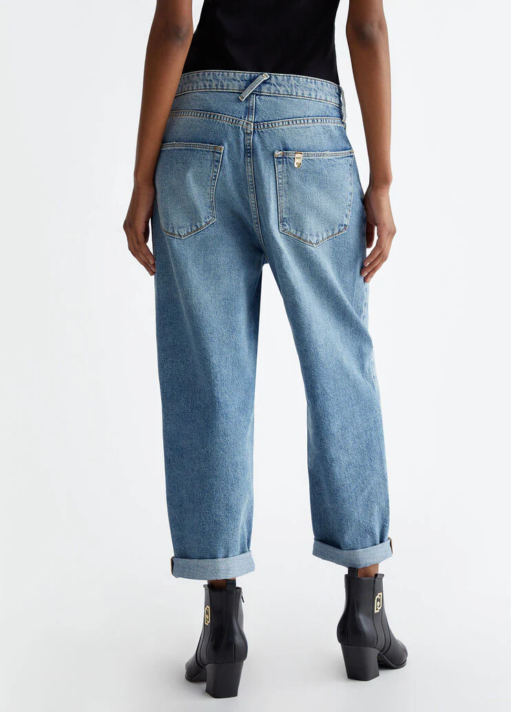 Cropped boyfriend jeans