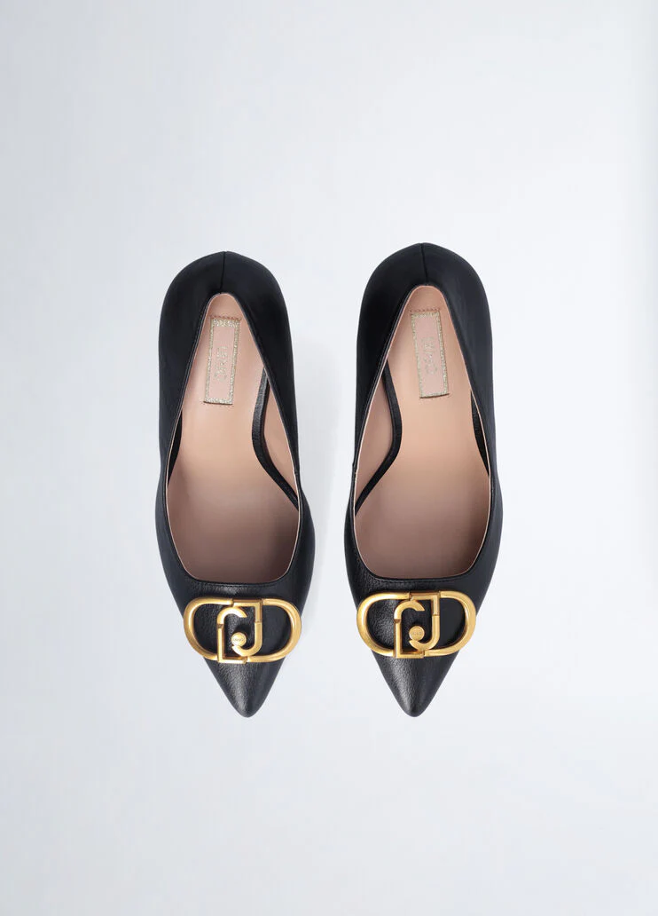 Black court shoes with maxi-logo