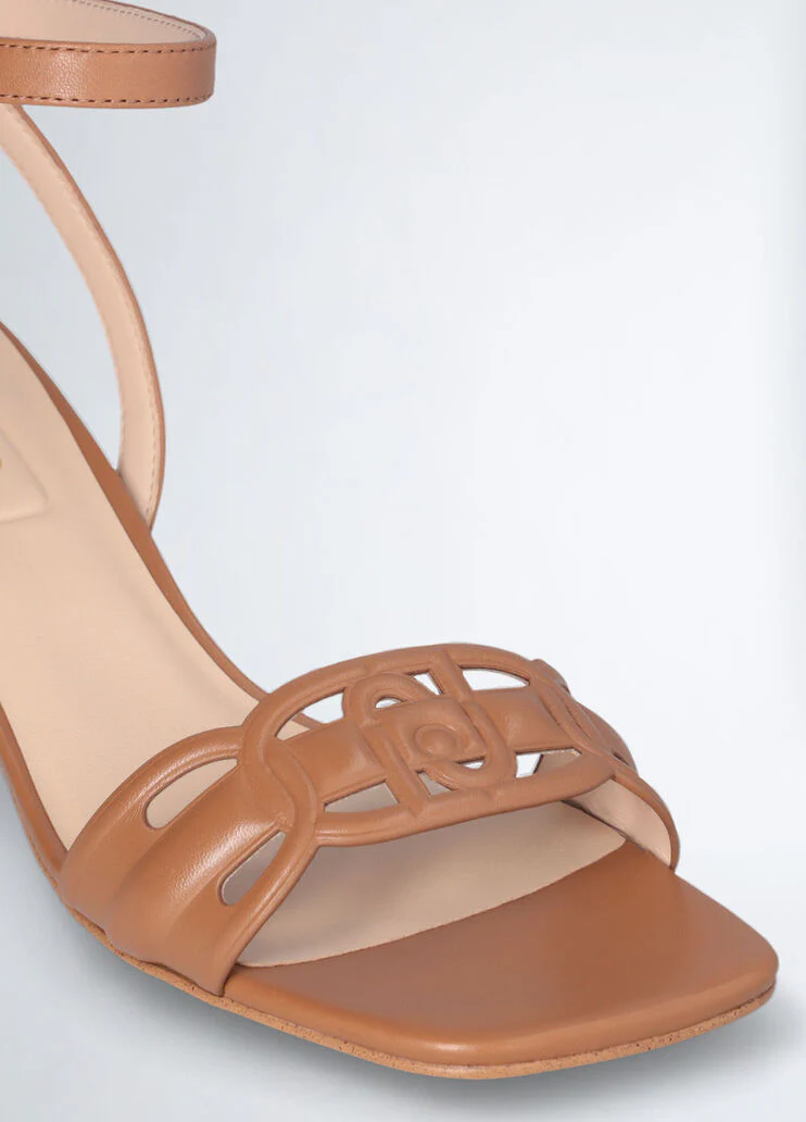 Sandals with low heel