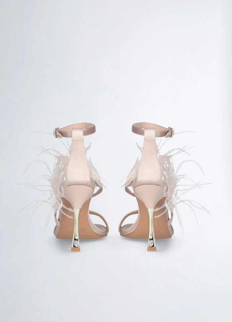 Elegant sandals with feathers