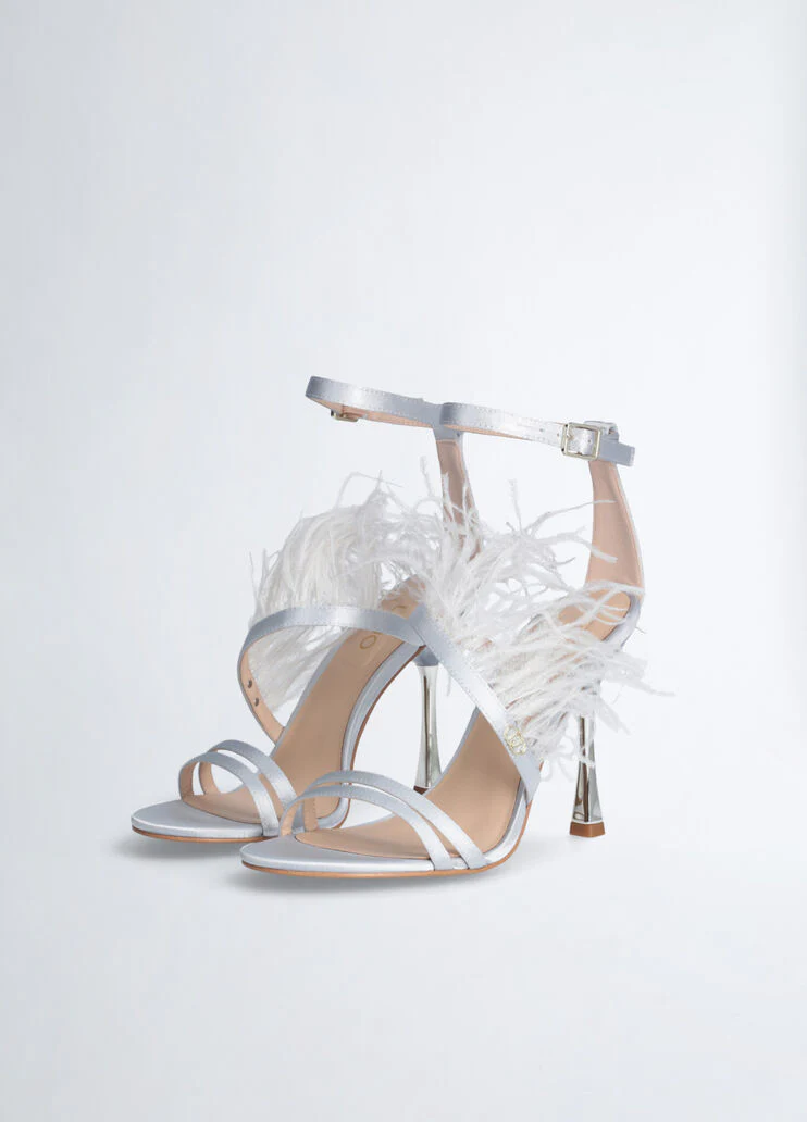 Elegant sandals with feathers