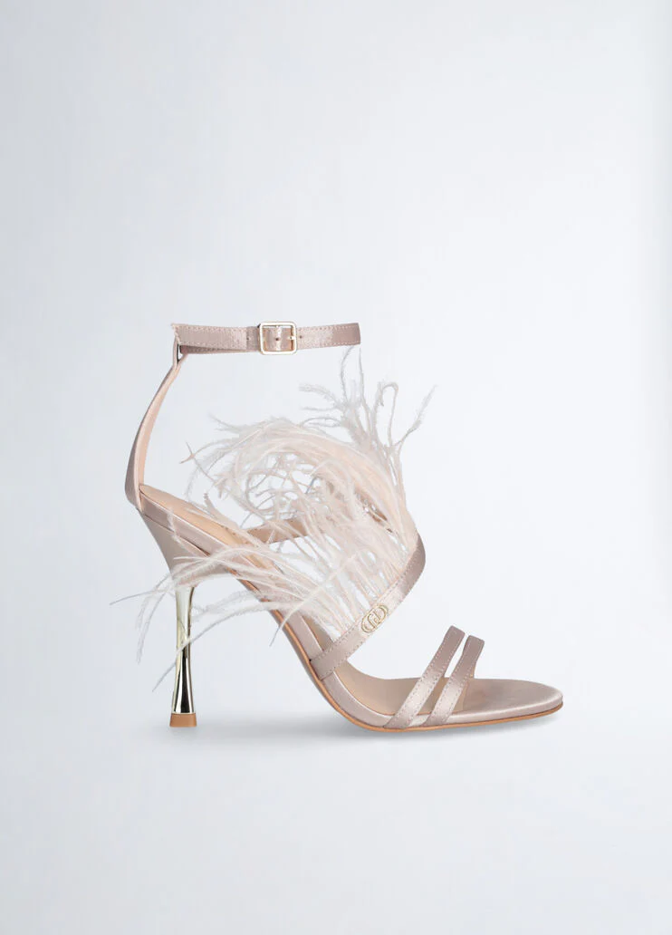 Elegant sandals with feathers