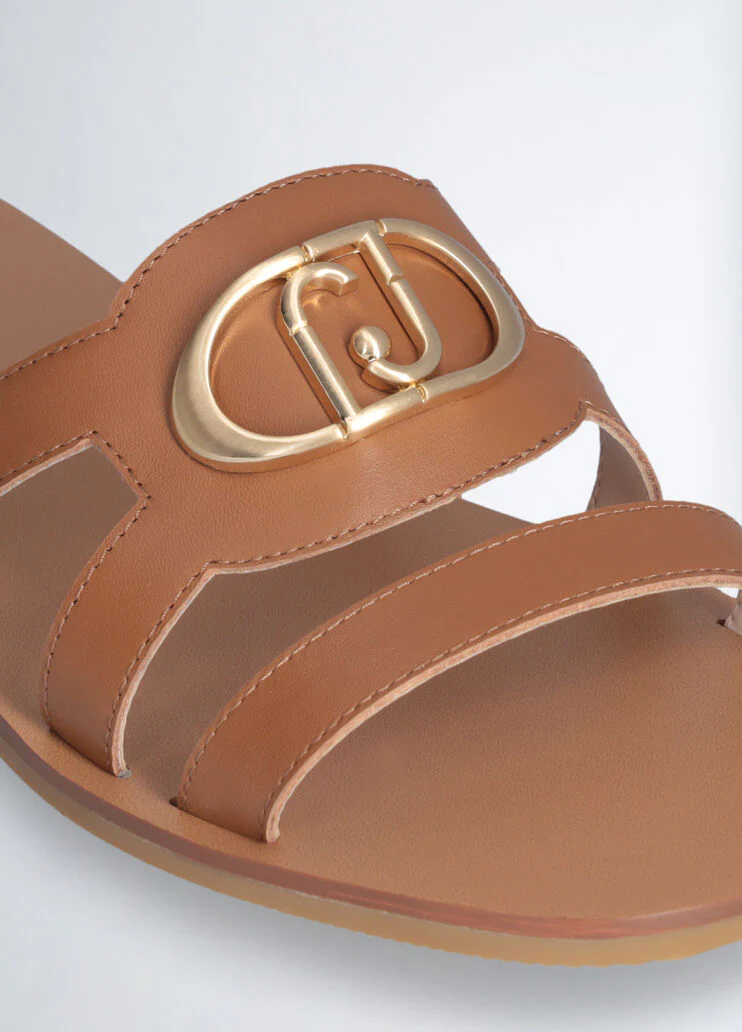 Flat sandals with logo