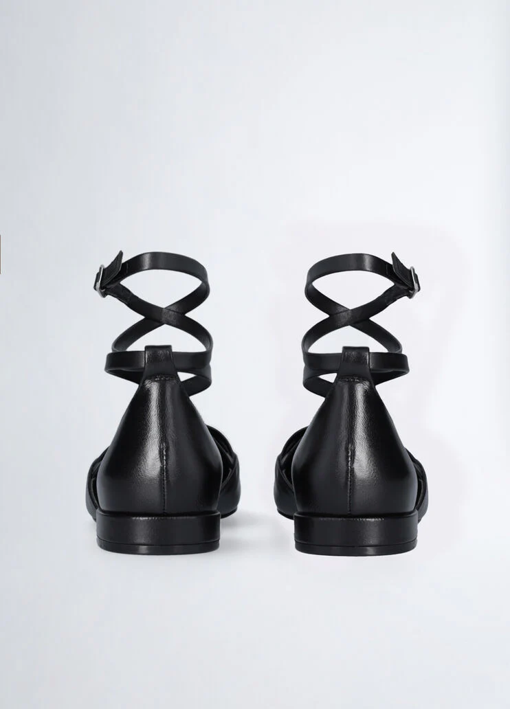 Black leather ballet shoes with strap