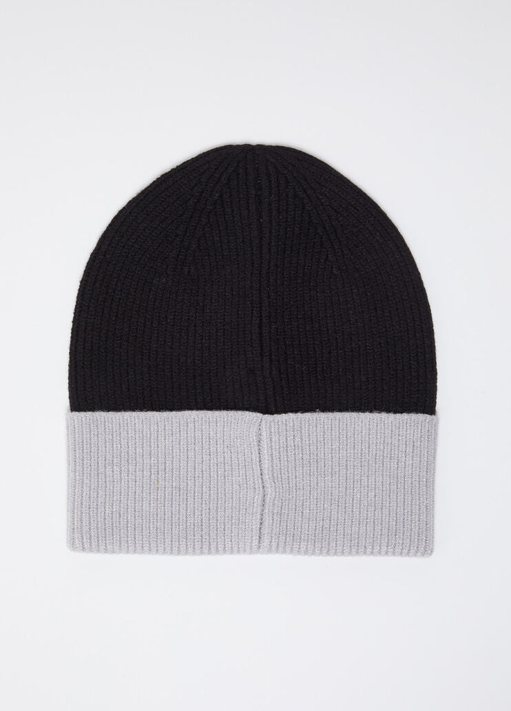 Cap with logo and studs