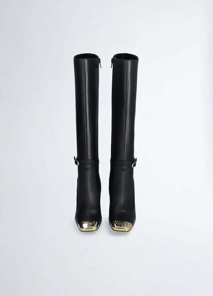 Black boots with branded heel