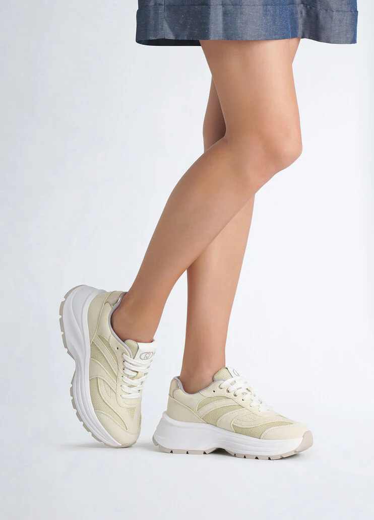 Sneakers in suede and brighty mesh