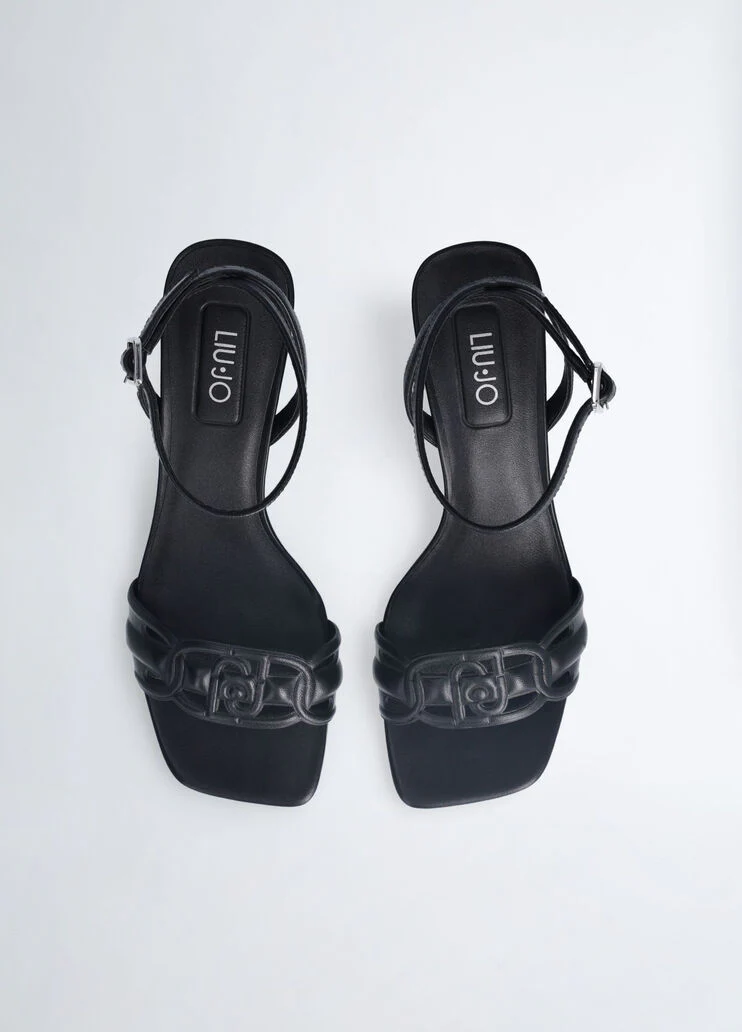 Sandals with low heel