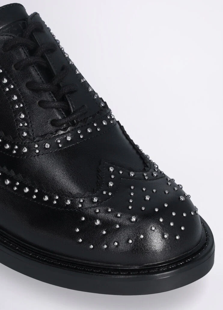 Oxford shoes with studs