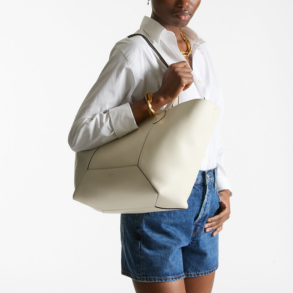 Diamond Tote M Latte Leather Tote Bag