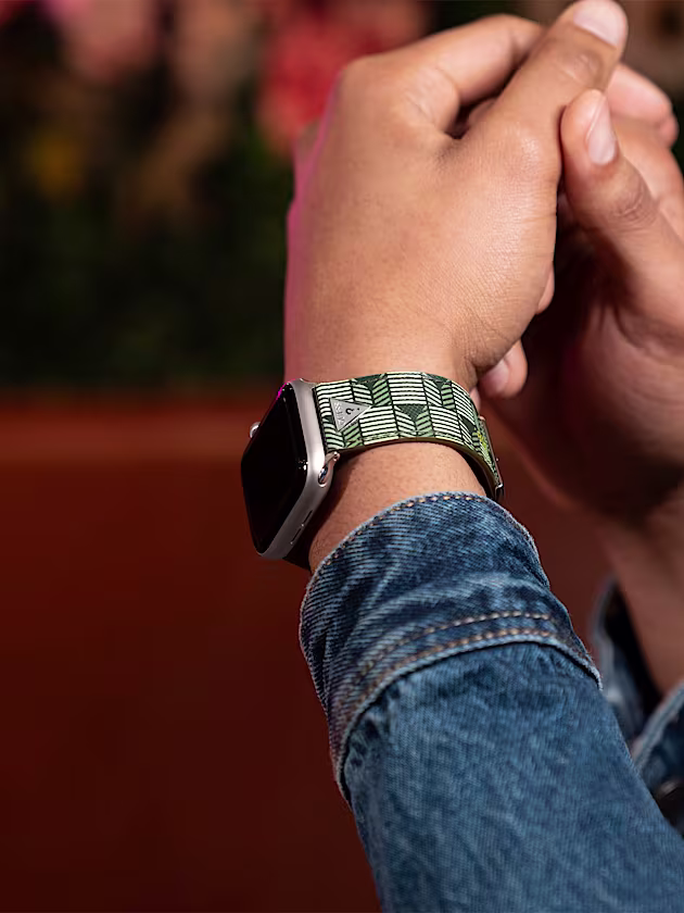 Apple Watch strap in genuine leather - GUESS