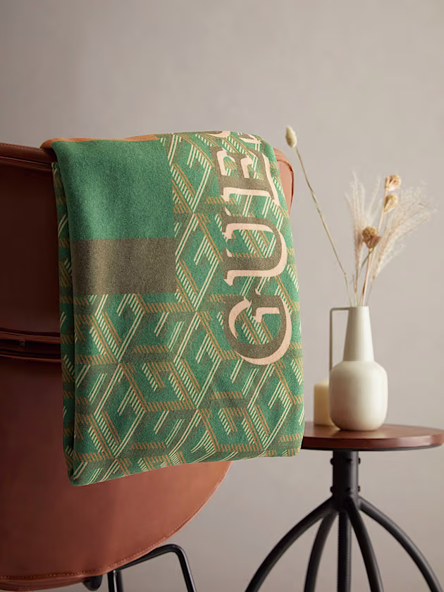 G cube logo pile blanket - GUESS
