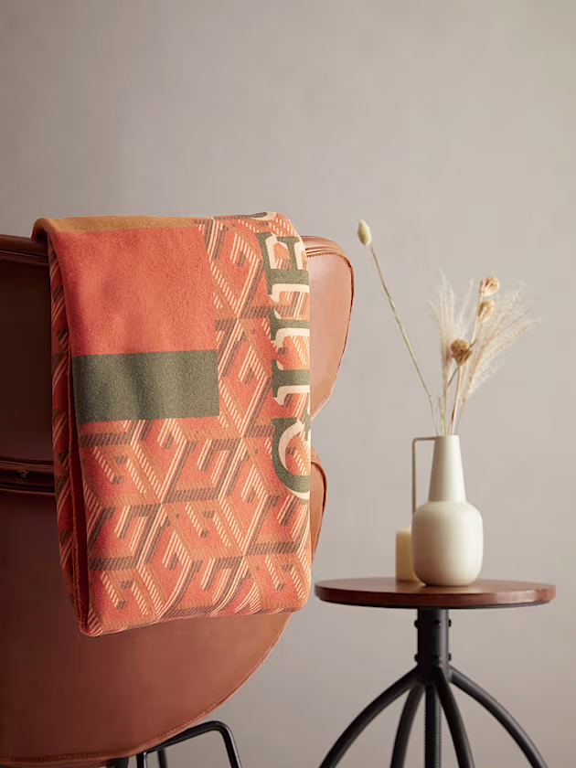 G cube logo pile blanket - GUESS