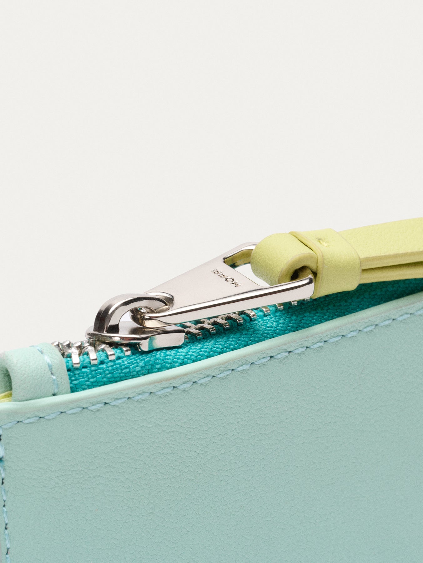 BOLSO DE MANO CUERDAS PIEL GLASTONBURY AZUL CLARO