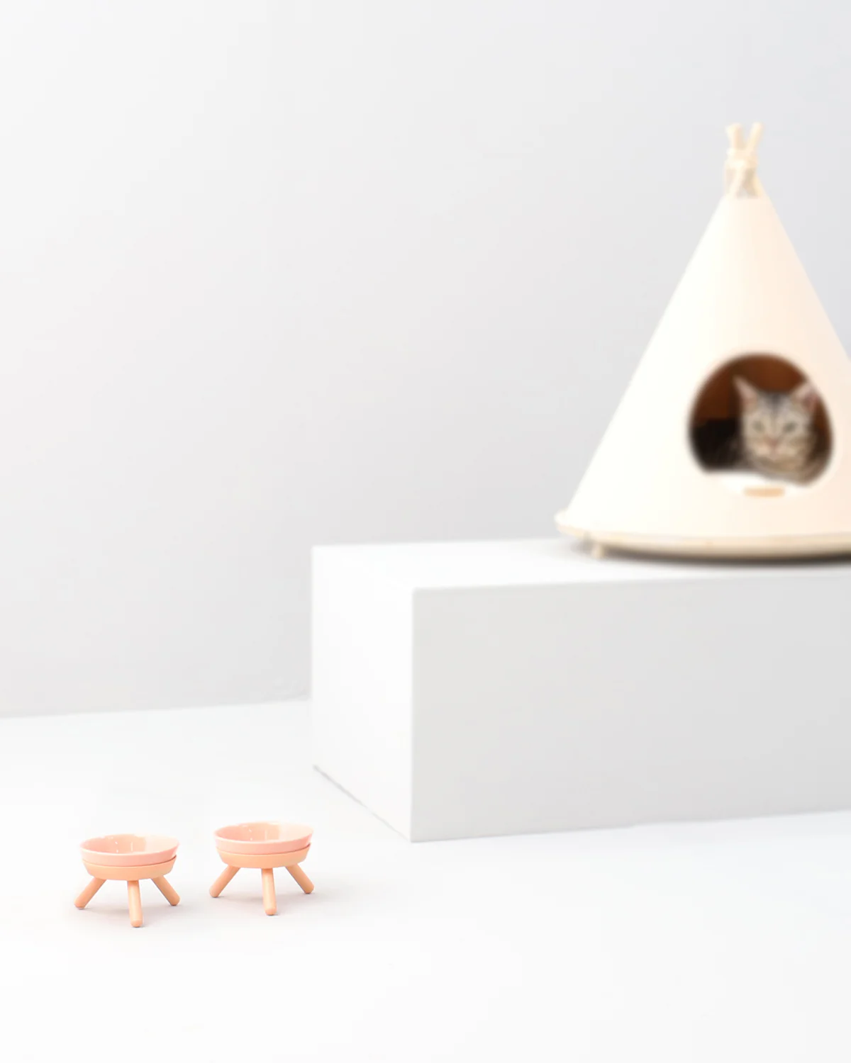 OREO ELEVATED PET FEEDER TABLE . PINK . SHORT