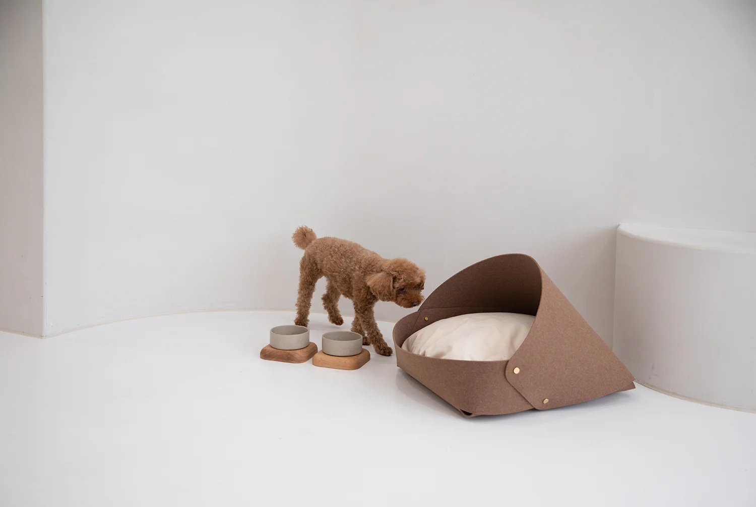 Marron bed . brown