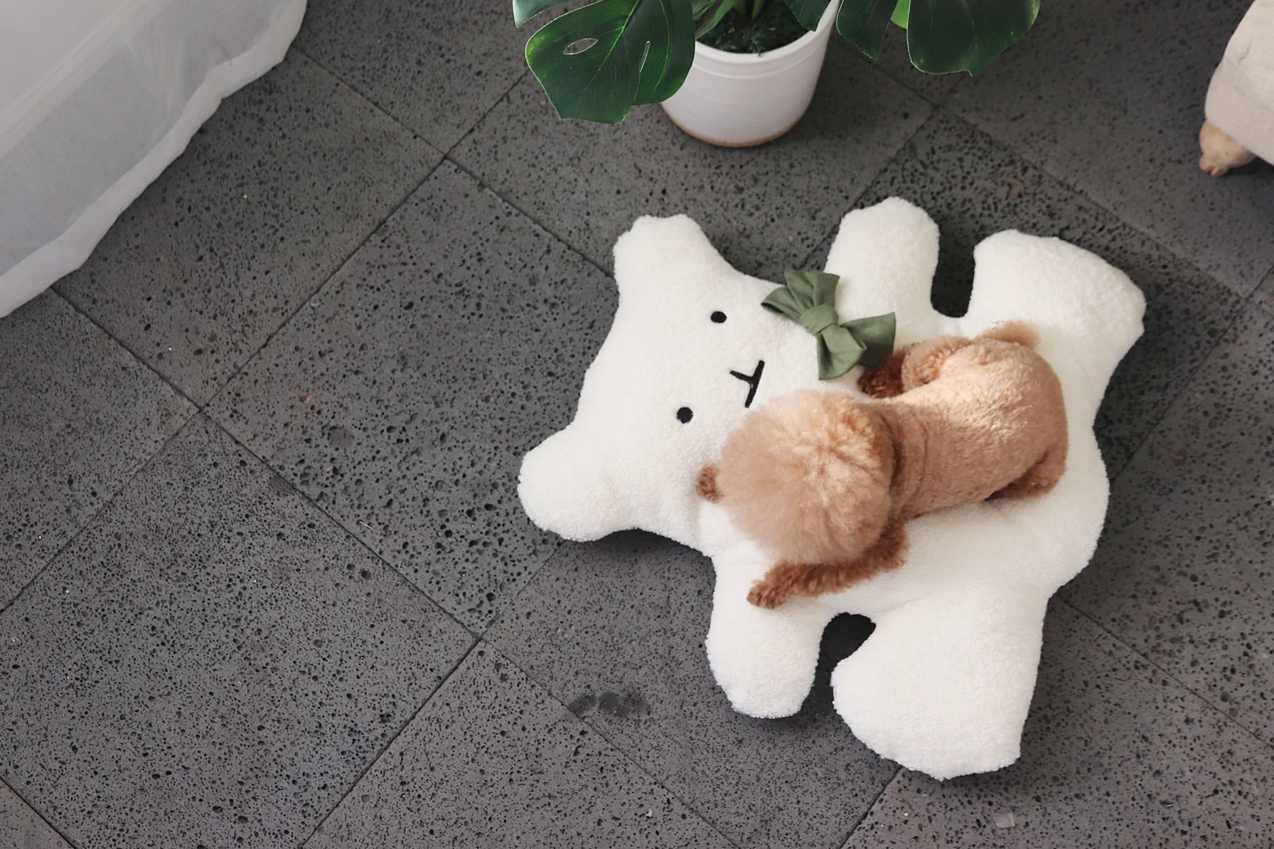 BEAR CUSHION . WHITE