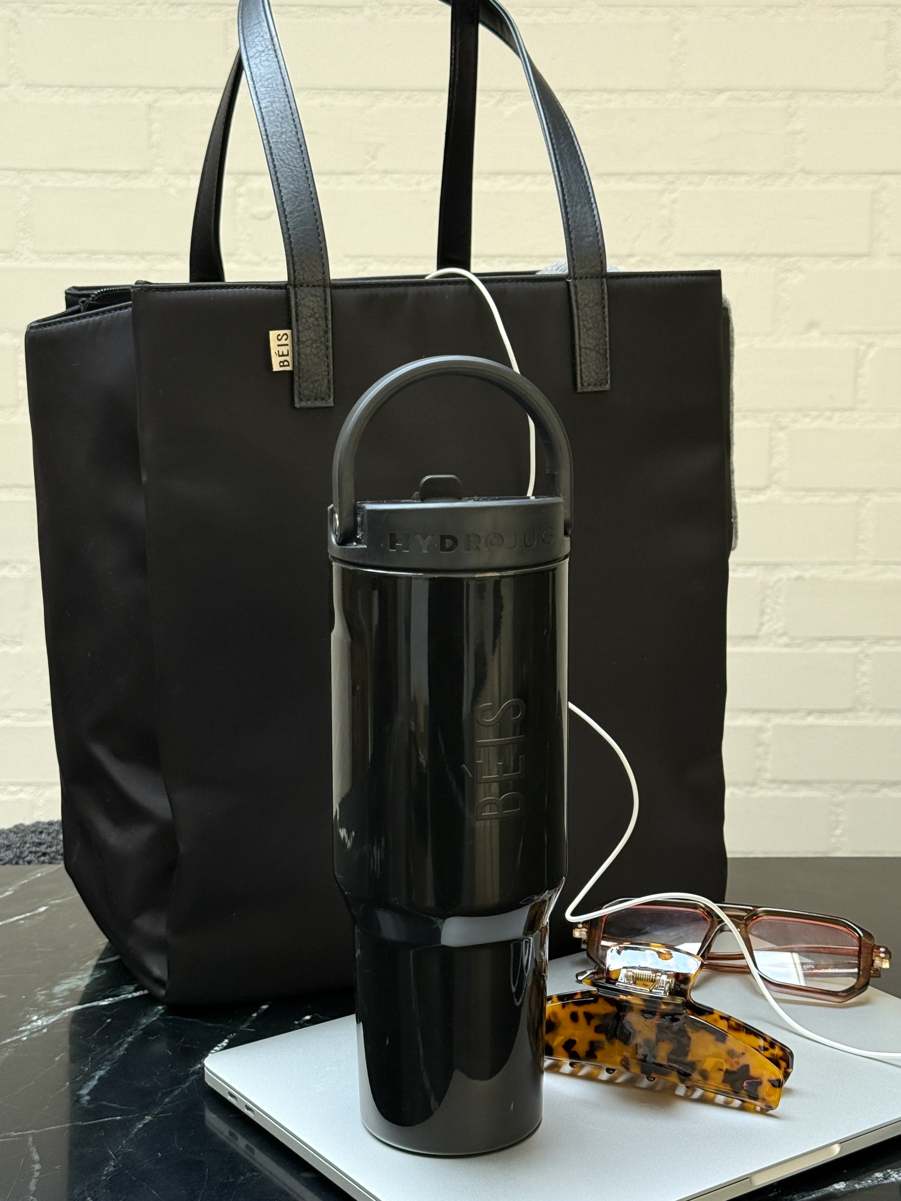 The BÉIS x Hydrojug Travel Water Bottle in Black