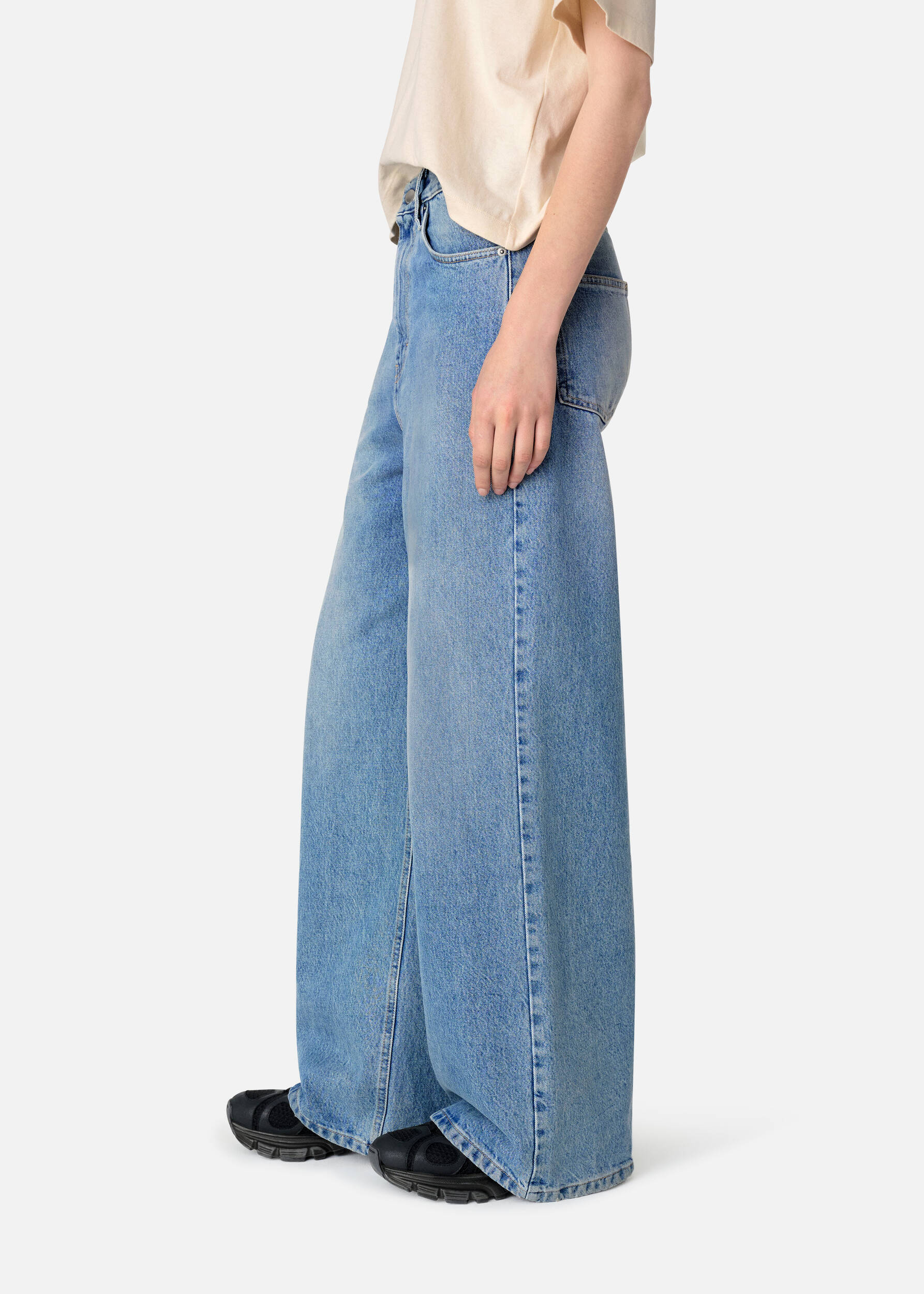 Clara Wide-Leg Jeans