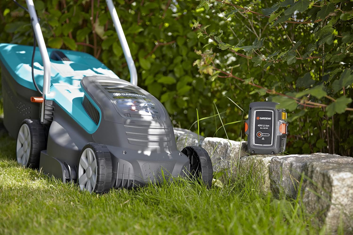 Powermax Li-40/32Gardena Battery Lawnmower: Lawnmower up to 280 m², Cutting Width 32 cm, Capacity 40 L, Cutting Height 20-60 mm, Folding Handlebar, Battery and Charger (5033-20)