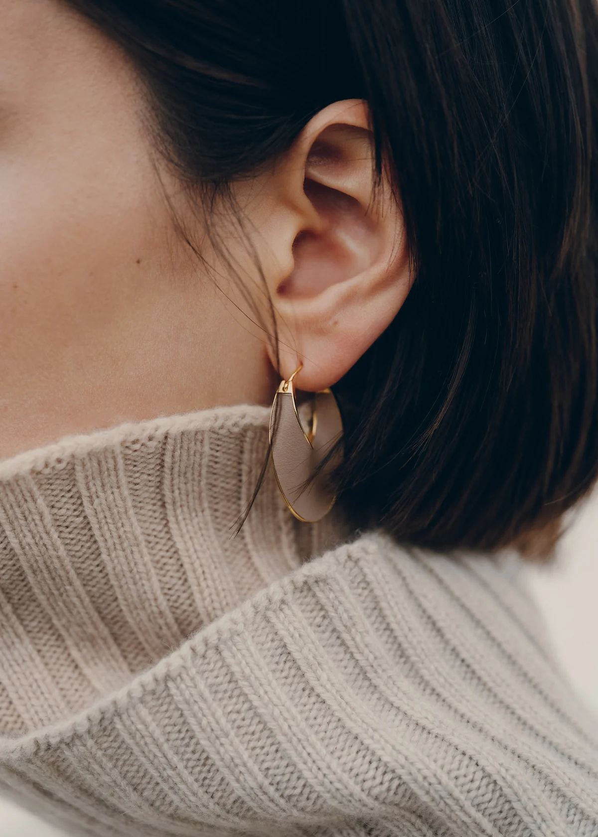 Éole Slim Hoop Earrings-Edition Taupe Leather